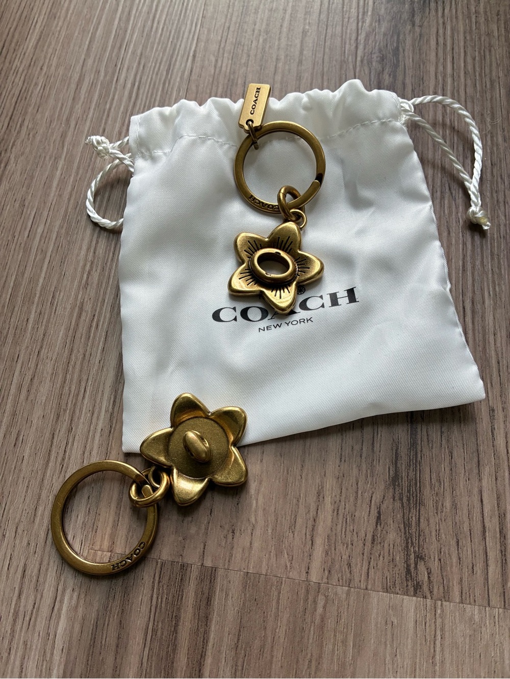 COACH Gold Flower Keyring Keychain - Separates into two key rings - Picture 3 of 4